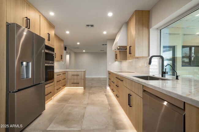 Building Photo - 2439 E Lincoln Cir