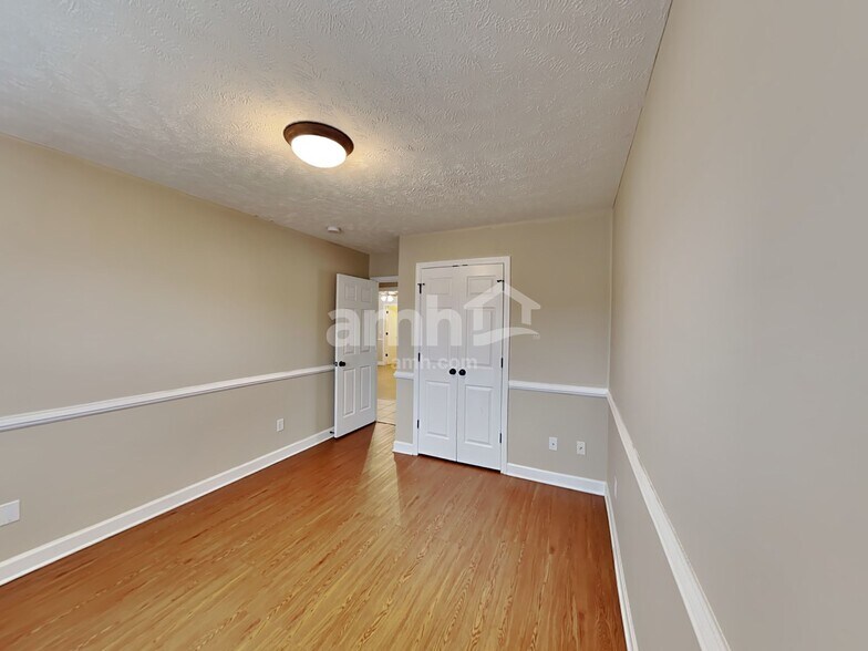 Building Photo - 6005 Mountview Dr