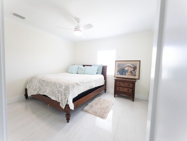 Building Photo - 887 W Perry St