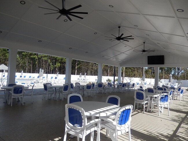 Building Photo - 2886 Fontana St