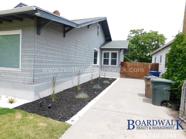 Building Photo - 657 Warnock Ave S