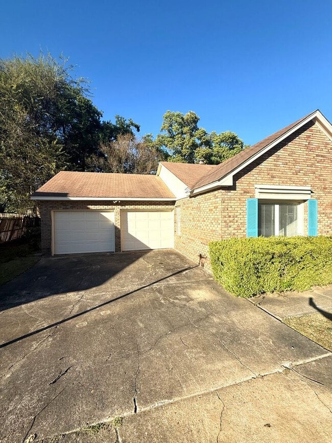 Building Photo - ** 4 bed 2 bath located in Woodmere Park ** Call 334-366-9198 to schedule a self showing