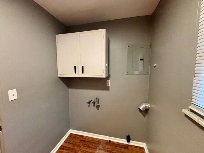 Building Photo - $1395 Charming 3-Bedroom Ranch Near Ball State & Ball Memorial!