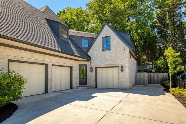 Building Photo - 840 Kenry Ct NE