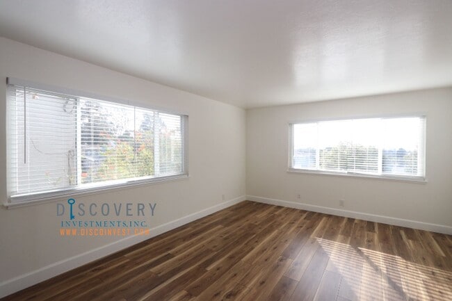 Building Photo - 1130 Wellington St