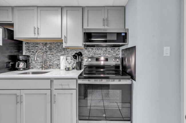 Building Photo - 2300 N Ocean Blvd