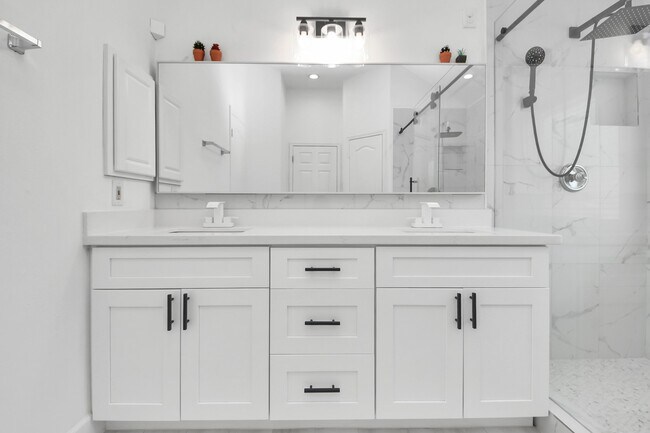 Building Photo - 10850 White Oak Point Ct