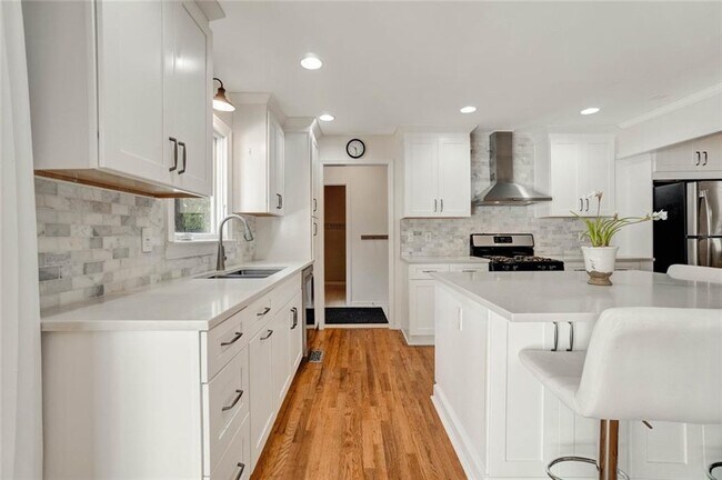 Building Photo - 295 Oakmere Rd
