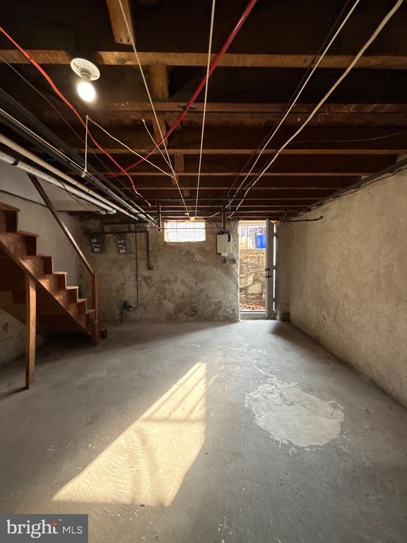 Building Photo - 366 Ripka St