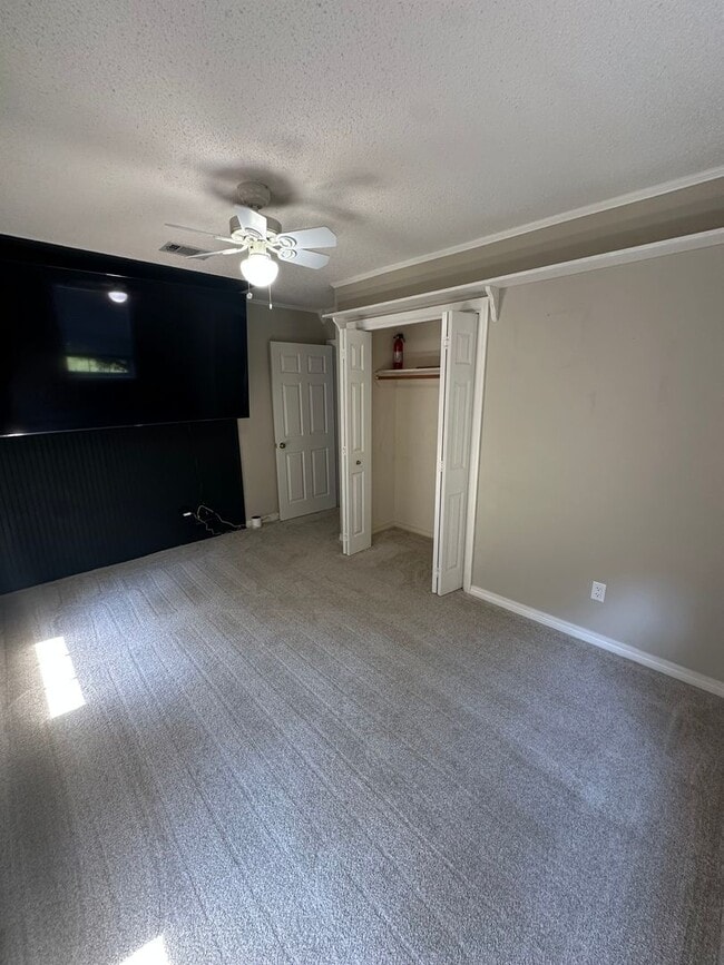 Building Photo - Gorgeous 3 Bed Brick Home