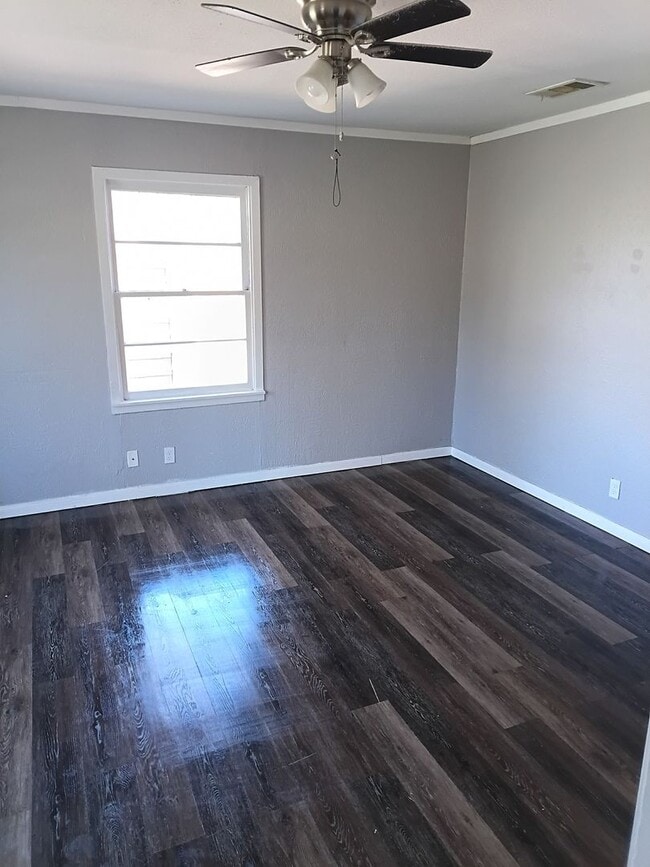 Building Photo - 632 E Sears St