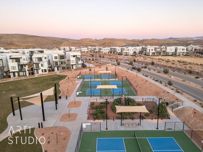 Building Photo - 3 Bedroom, 2.5 Bathroom Townhome in Auburn...
