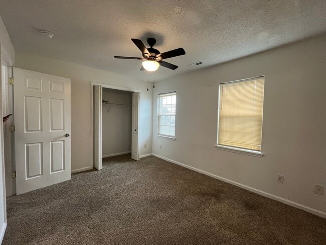 Building Photo - Adorable!