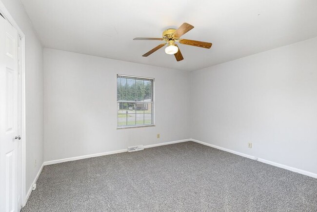 Building Photo - 1824 Meadow Dr