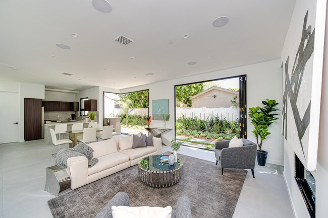 Building Photo - 370 N San Vicente Blvd