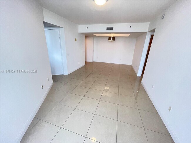 Building Photo - 15901 Collins Ave
