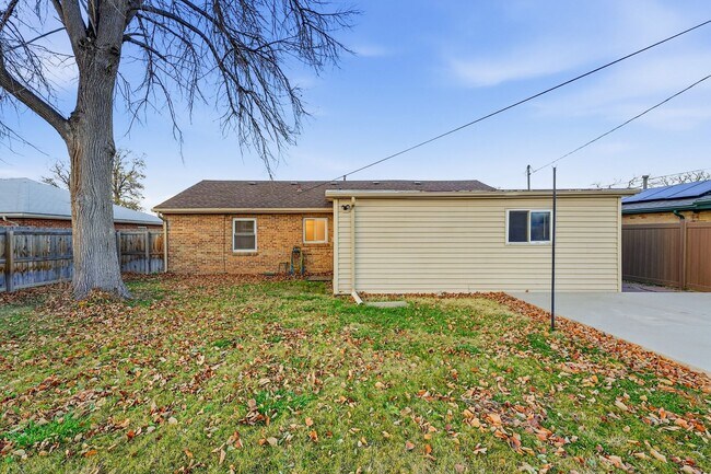 Building Photo - 5320 E Thrill Pl