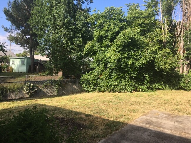 Building Photo - 6 Bedroom 2 bath House Close to Campus