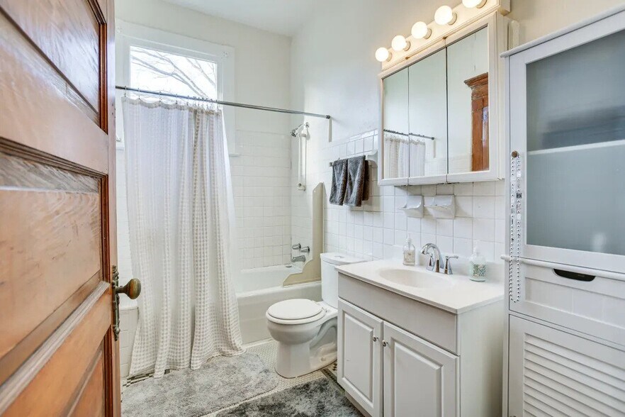 Building Photo - 7922 Sycamore St