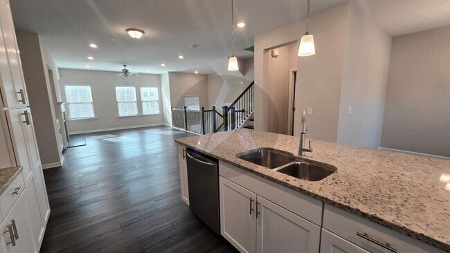 Building Photo - 209 Commons Ave