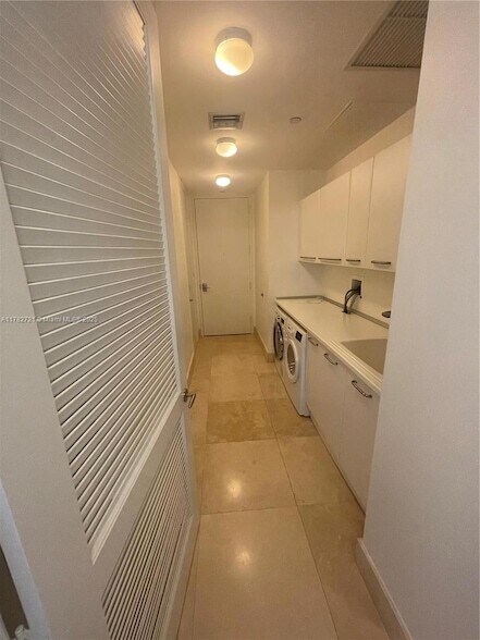 Building Photo - 16047 Collins Ave