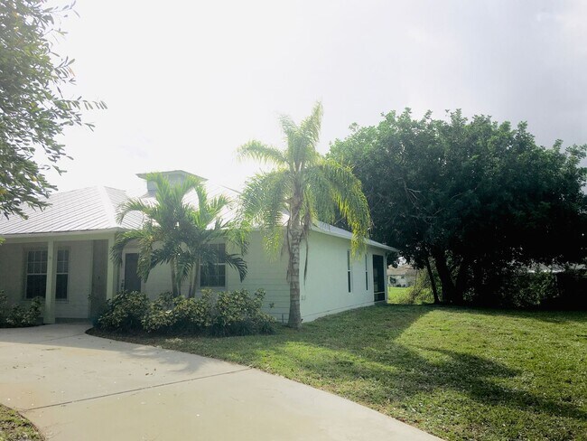 Building Photo - 310 Shady Ln