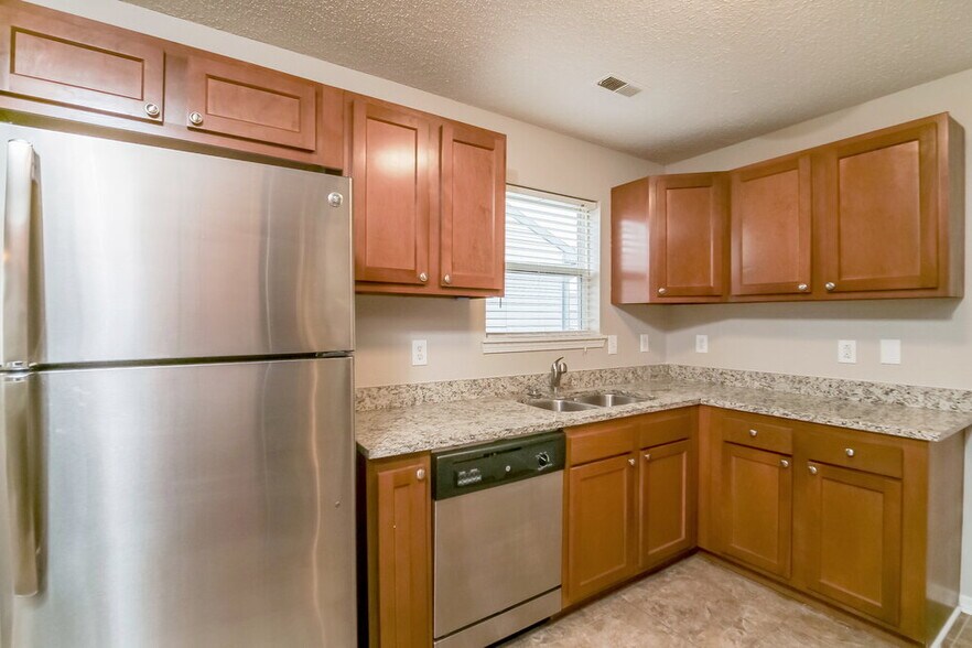 Building Photo - 6113 Longmeadow Dr