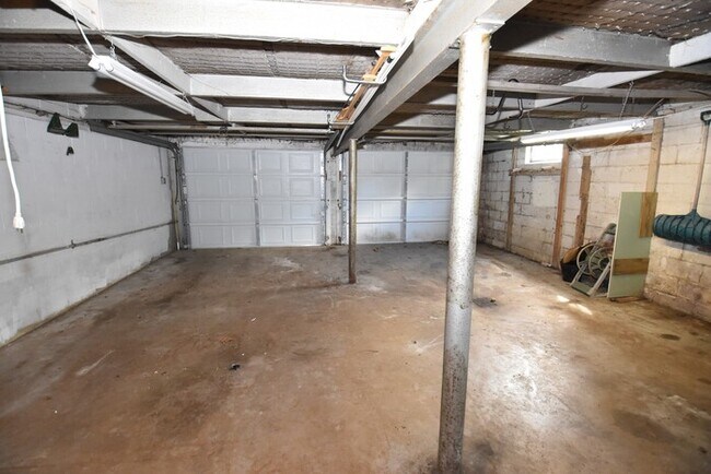 Building Photo - Beautiful 3 Bedroom Home over Looking Lake Chapin