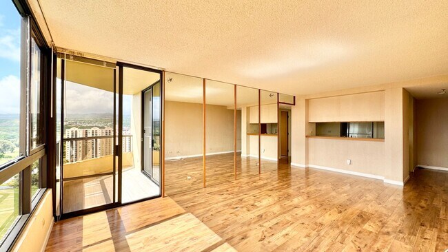 Building Photo - HIGHLY DESIRABLE 2 BED/2 BATH SPECTACULAR ...