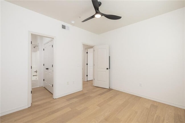 Building Photo - 1115 N Leverett Ave