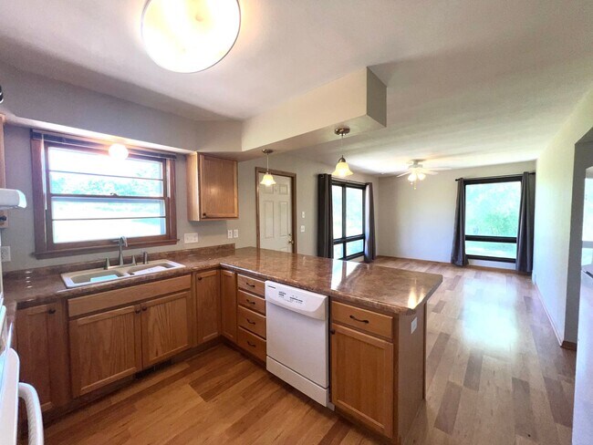 Building Photo - Spacious 3-bed, 2-bath Single Family Home!