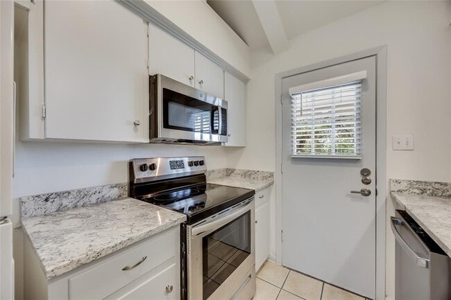 Building Photo - 8803 Westover Club Dr