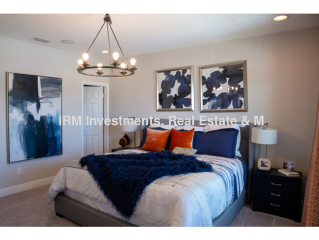Building Photo - 2 bed 2.5 bath townhome 2 car garage