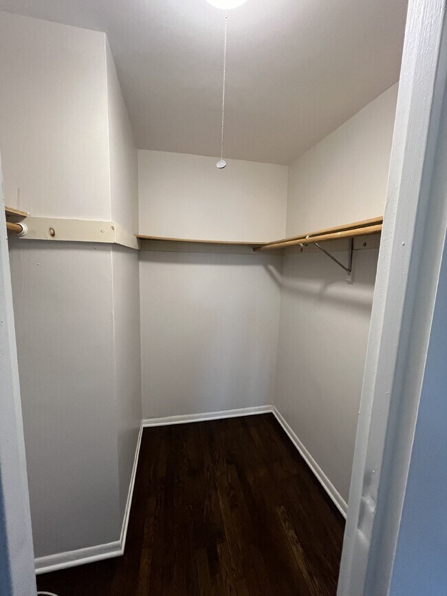 Building Photo - "Chic 1-Bedroom Condo Oasis with Granite Touches & Gleaming Hardwood Floors in Verona!"