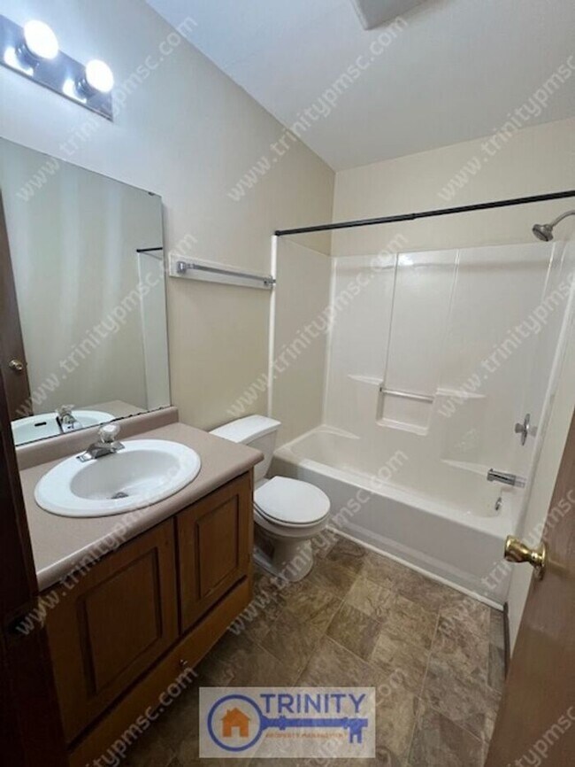 Building Photo - Cute and Available NOW!