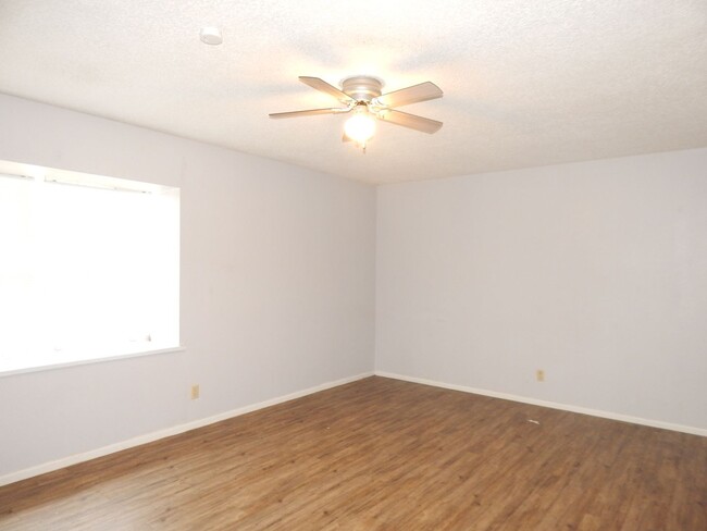 Building Photo - Lovely 2 Bedroom, 1-1/2 Bath, Duplex!