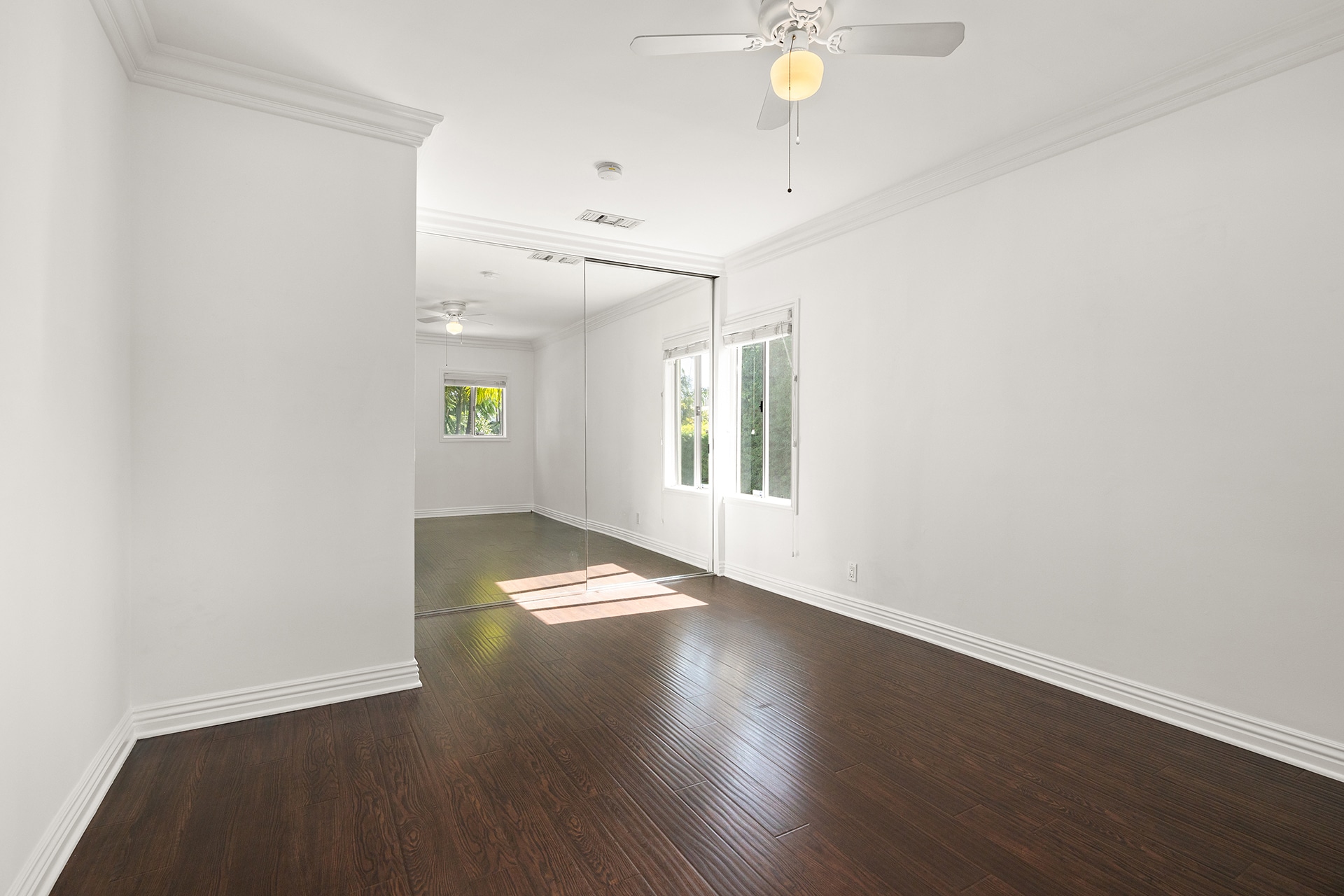 Master bedroom facing mirrored closet - 1766 Carmona Ave