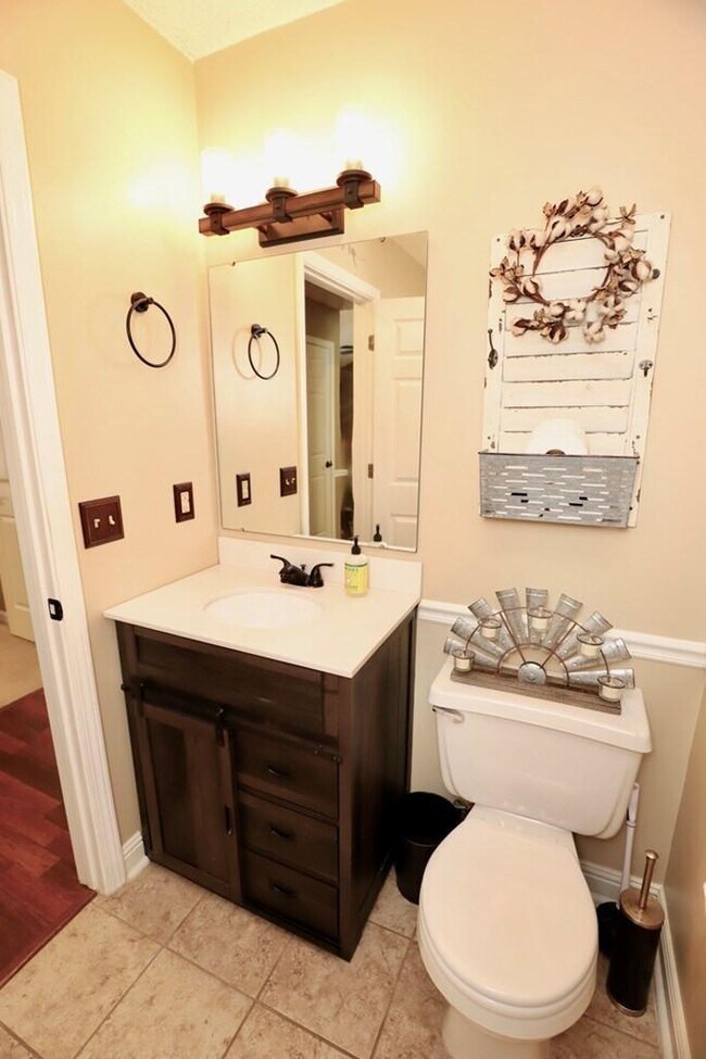 Building Photo - 2415 Edmunds Dr