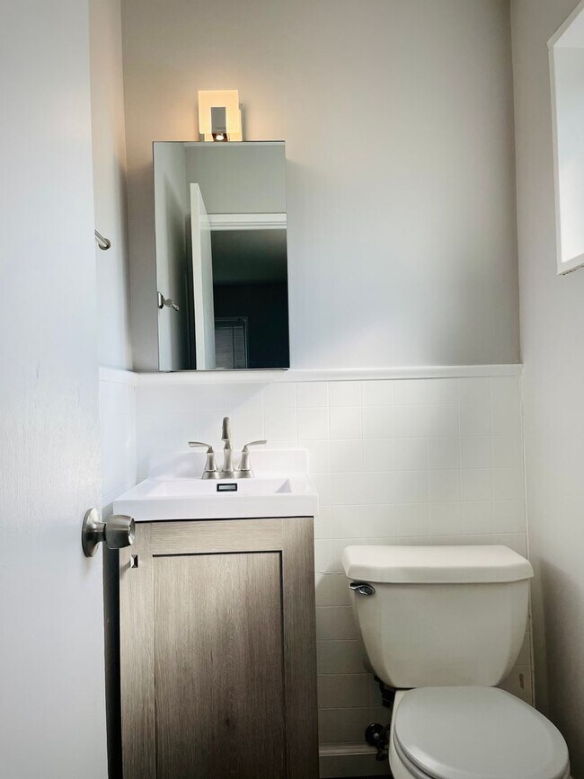 Building Photo - 3 Bedroom 1.5 Bathroom-Calumet City