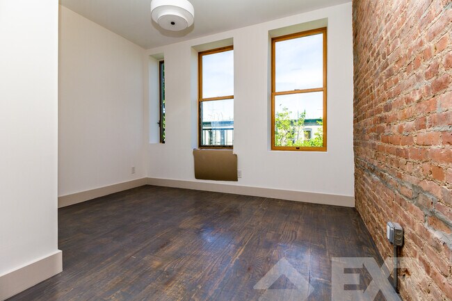 Building Photo - 18-28-28 George St