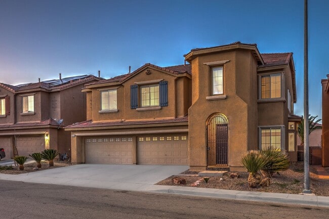 Building Photo - Gorgeous 6Bed/5Bath/4Car, 2-Story Home located in the Mountains Edge