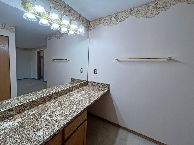 Building Photo - NE Tacoma - Large 3 bedroom 2.5 bathroom w...