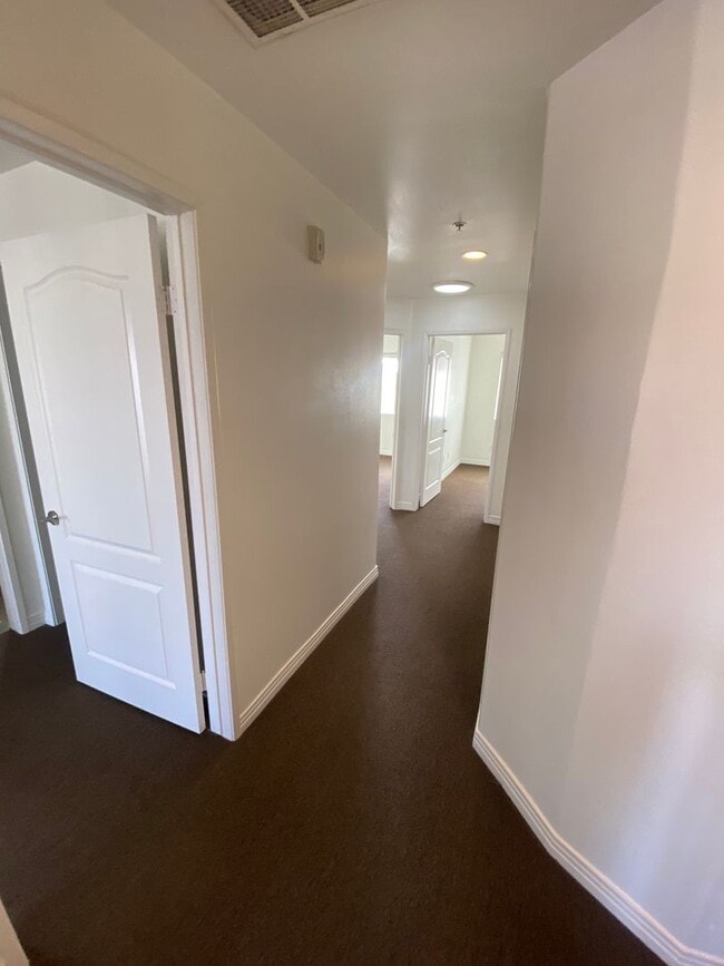 Building Photo - Spacious 4 Bed, 3 Bath Townhouse in Torran...