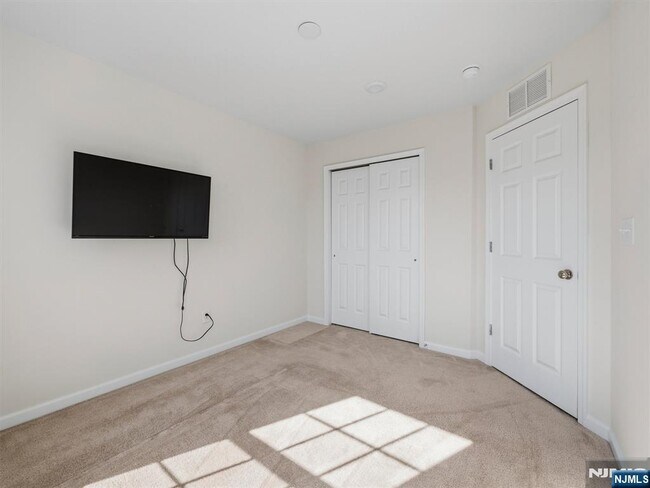Building Photo - 18 Litchfield Ln