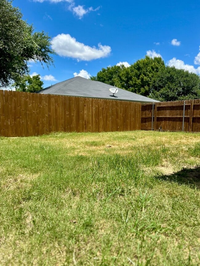 Building Photo - SPACIOUS 3/2/1 DUPLEX