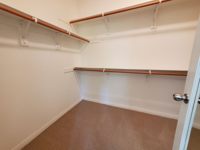 Building Photo - Spacious 4 Bedroom 3 Bath Two Story Riverp...