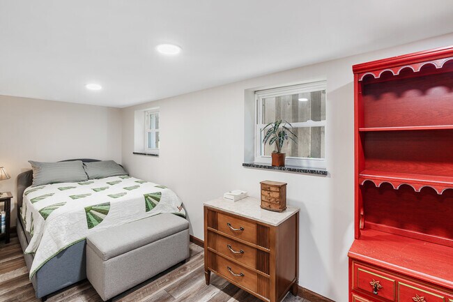 Building Photo - 1301 W Nelson St