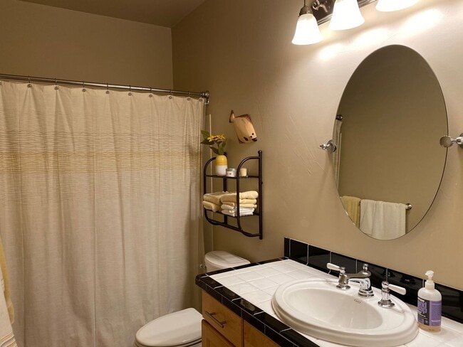 Building Photo - Fully furnished rental in downtown Anchorage