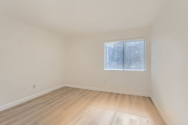 Building Photo - Updated 1BR in Prime DTC Location