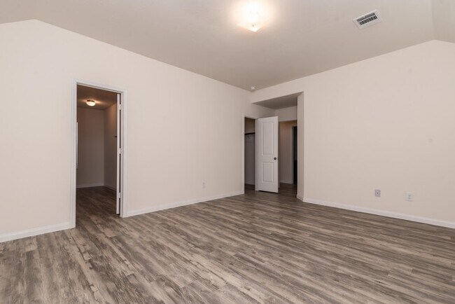 Building Photo - 3302 Lake Como Ct